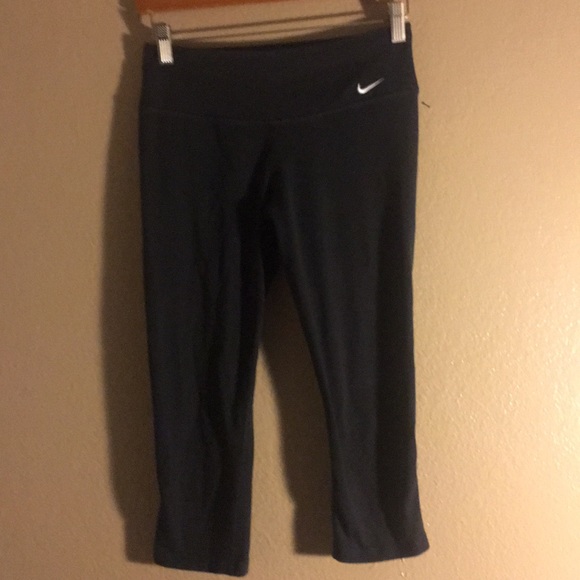 EUC Nike Active Capris - Picture 2 of 5
